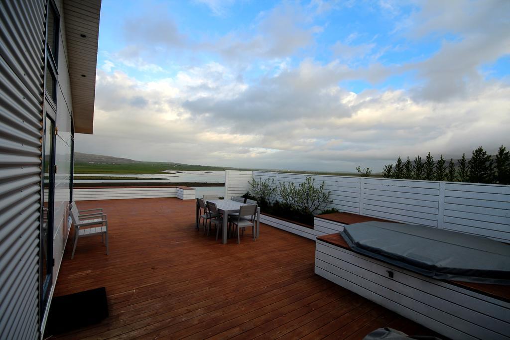 Luxury Villa With River View Laugaras Zewnętrze zdjęcie